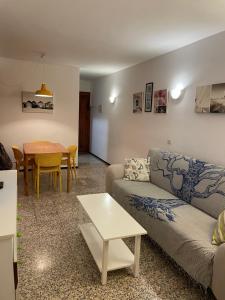 洛斯克里斯蒂亚诺斯Canary Islands Apt的客厅配有沙发和桌子