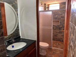 圣希尔Cabaña Villa Lucia的一间带水槽和卫生间的浴室