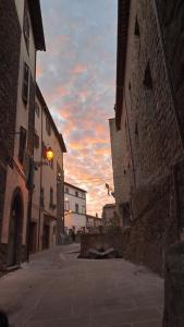 维托尔基亚诺Alloggio turistico Pietra Viva的天上落着日落的空的街道