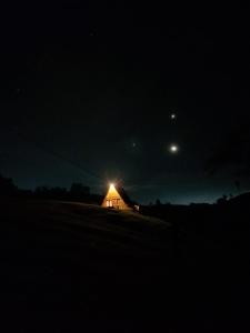 圣罗莎德卡瓦尔Glamping La Herradura的夜晚有灯的房子