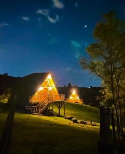 圣罗莎德卡瓦尔Glamping La Herradura的野外的一个大谷仓,晚上点燃