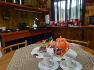 格拉玛多Encosta Dos Pinheiros的茶壶和茶杯的桌子