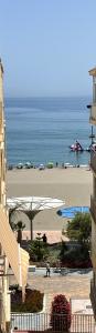 EsteponaLas Delicias de Estepona的海滩景公寓 - 带遮阳伞