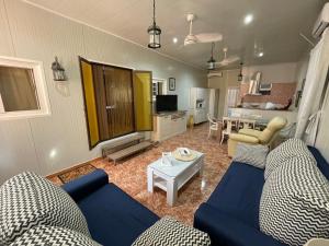Playa Paraisocasa movil的客厅配有蓝色的沙发和桌子
