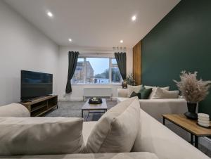 切森特Oakwood Suite - Sleeps 5 - Contractors - Smart TVs in all rooms的带沙发和电视的客厅