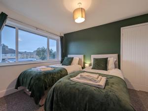 切森特Oakwood Suite - Sleeps 5 - Contractors - Smart TVs in all rooms的带窗户的客房内的两张床