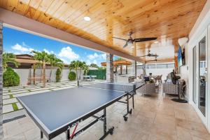 海里亚市Peaceful Rental Retreat in Miami Jacuzzi, BBQ L25的房屋内天井上的乒乓球桌
