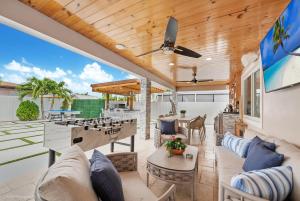 海里亚市Peaceful Rental Retreat in Miami Jacuzzi, BBQ L25的带壁炉的户外客厅和天井。