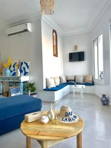 丹吉尔Dar Lahlou的客厅配有蓝色的沙发和桌子