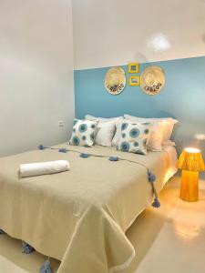 丹吉尔Dar Lahlou的一间卧室配有一张带蓝色墙壁的大床