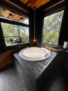 坎波斯杜若尔当Casa Container 80的带浴缸的客房,设有2扇窗户