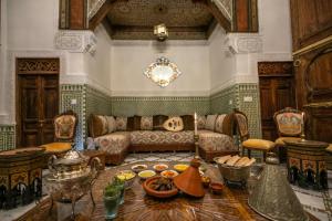 非斯Dar Usham Fes的客厅配有沙发和桌子