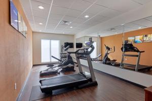 达拉斯西达拉斯科克雷尔希尔康福特套房酒店的健身房设有跑步机和镜子