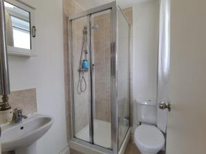 伦敦Double bedroom with bathroom en suite and a large balcony for short or long let in London Canary Wharf E14的带淋浴、卫生间和盥洗盆的浴室