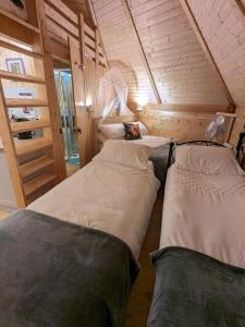 西莫林Woods Meadow Glamping的一间小房间带三张床的卧室