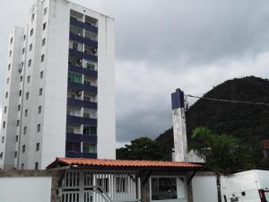 大普拉亚Ap aconchegante 12 min a pé p Praia的一座高大的白色建筑,毗邻一座建筑