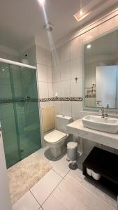 伯迪亚哥Boulevard Riviera Flat的浴室配有卫生间、盥洗盆和淋浴。