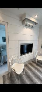 伯迪亚哥Boulevard Riviera Flat的客厅配有两把椅子和壁炉