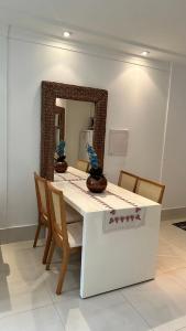 伯迪亚哥Boulevard Riviera Flat的一张桌子、椅子和镜子