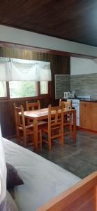 圣马丁德洛斯Departamento Campanita的厨房以及带桌椅的用餐室。