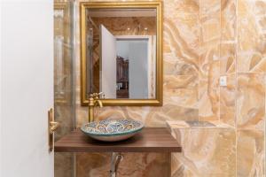 卡内·德·玛尔El Petit Palauet的一间带水槽和镜子的浴室