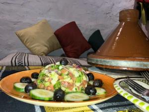 阿加迪尔Paradise Guest House的桌上一盘带黄瓜和橄榄的食品