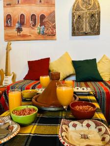 阿加迪尔Paradise Guest House的餐桌上放有食物和橙汁