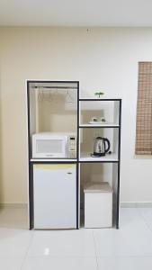 埃斯特城España Confort的厨房配有微波炉和冰箱。