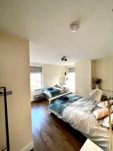 布里斯托DVMescape flat1的一间卧室设有两张床和窗户。
