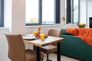 曼彻斯特Chic Luxury Apartment near Old Trafford Stadiums Manchester的餐桌,配有一碗水果和橙汁