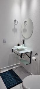 蒙特韦尔迪Recanto Ursa Maior的一间带水槽、镜子和卫生间的浴室