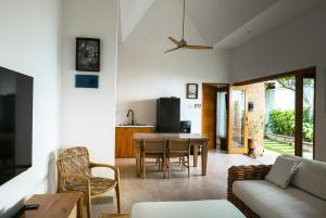 库塔Puspa Ayu Villas & Apartments的客厅配有沙发和桌子