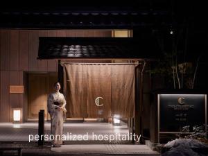 京都京都祗园塞莱斯廷酒店的站在窗帘前的舞台上的女人
