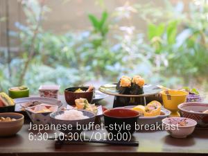 京都京都祗园塞莱斯廷酒店的盘子上带不同食物的桌子