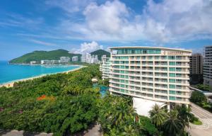 三亚三亚银泰阳光度假酒店（享沙滩区，椰林泳池）的享有酒店和海滩的空中景致