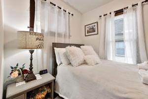 明尼阿波利斯AMAZING TRADITIONAL HOME SOUTH MINNEAPOLIS的卧室配有白色的床和窗户。