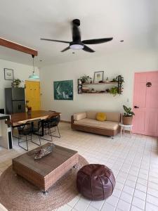 TalamancaCasa Ackee的带沙发和粉红色门的客厅