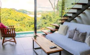 南圣胡安Tropical Loft Home - Ocean View的客厅配有沙发和桌子