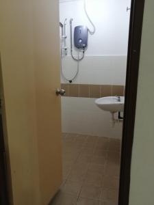 伯恩仓Irdina Muslim's Homestay Brinchang的一间带卫生间和水槽的浴室