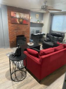 匹兹堡Cuddys Place的客厅设有红色的沙发和壁炉