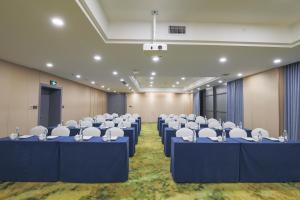 杭州杭州西湖武林Pagoda君亭设计酒店的一间会议室,配有蓝色的桌子和白色的椅子