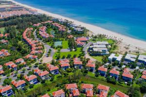 岘港Ocean Villa Pool Retreat In Da Nang的海滩附近度假村的空中景致