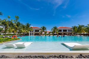 岘港Ocean Villa Pool Retreat In Da Nang的蓬塔卡纳度假酒店的游泳池
