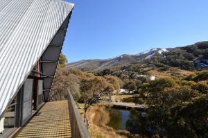 斯瑞德伯姆恩巴滑雪山林小屋的山地建筑侧面的景色