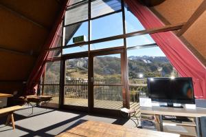 斯瑞德伯姆恩巴滑雪山林小屋的客房设有享有美景的大窗户。