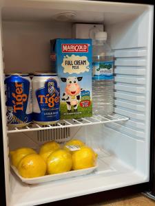 仙本那OPINE VILLAS/菠萝的海.度假别墅的冰箱里装满了柠檬、食物和饮料