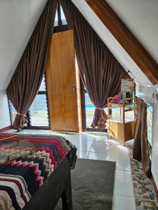 宿务Guillen Plantaciones Resort Farm的一间卧室设有一张床和一个大窗户