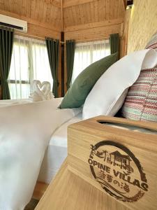 仙本那OPINE VILLAS/菠萝的海.度假别墅的一间卧室,配有一张带标志的床