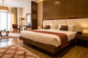 廷布Norkhil Boutique Hotel & Spa的酒店客房设有一张大床和一张书桌。