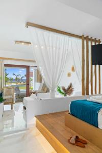 哈拉奇Alia Luxury Suites and Spa的一间卧室设有一张床和一间客厅。